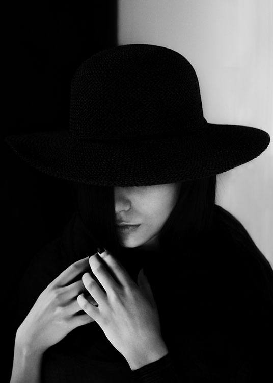 Girl With Hat Poster / Zwart wit bij Desenio AB (8701)