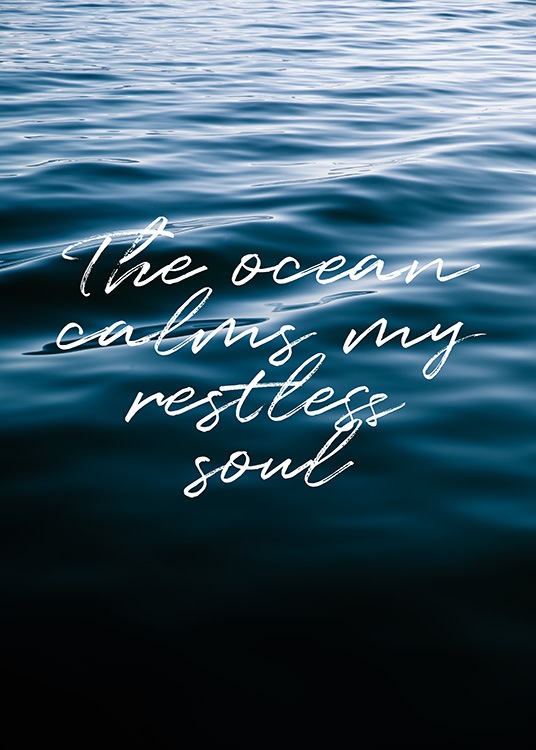  - Tekstposter met quote over een rusteloze ziel, met een foto van een kalme oceaan op de achtergrond