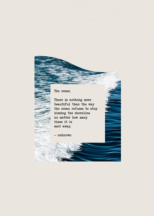  - Grafische tekstposter met quote over de oceaan op een foto van een oceaan op een beige achtergrond