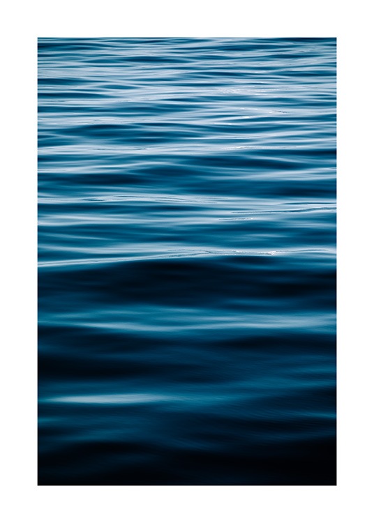  - Foto van een blauwe oceaan met kalme golven