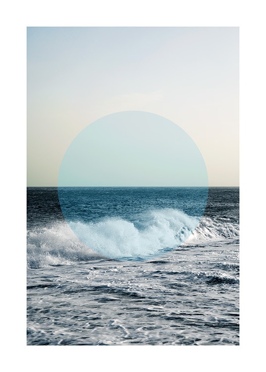 - Foto van een oceaan met een golf voorop en een blauwe cirkel in het midden