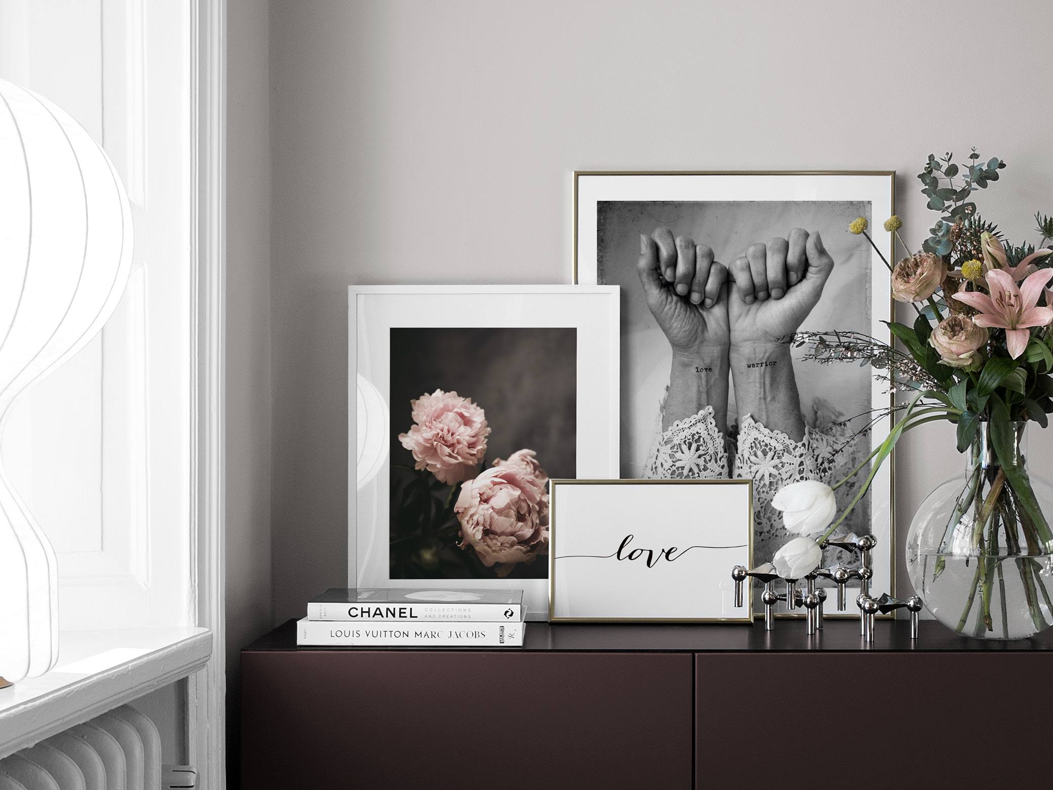 Romantische vrouwelijke decoratie met bloemen en liefdesposters