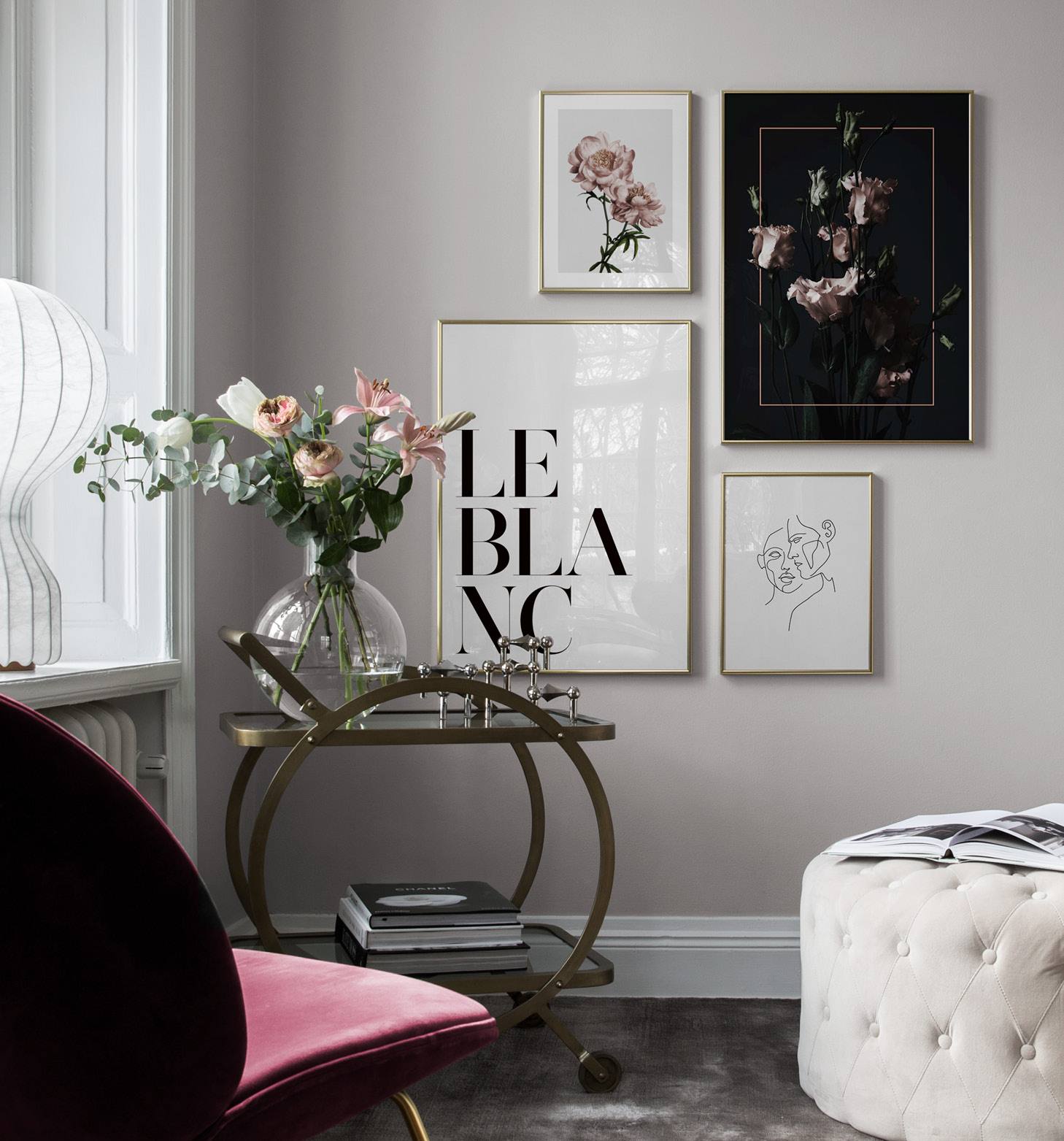 Elegante woonkamer met lichtroze bloemen
