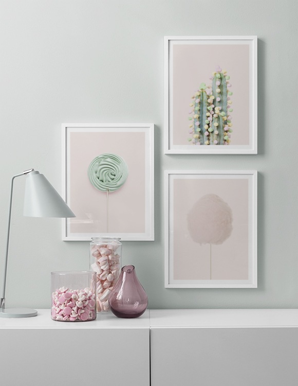 Decoreer met lichtgroene muur en roze affiches