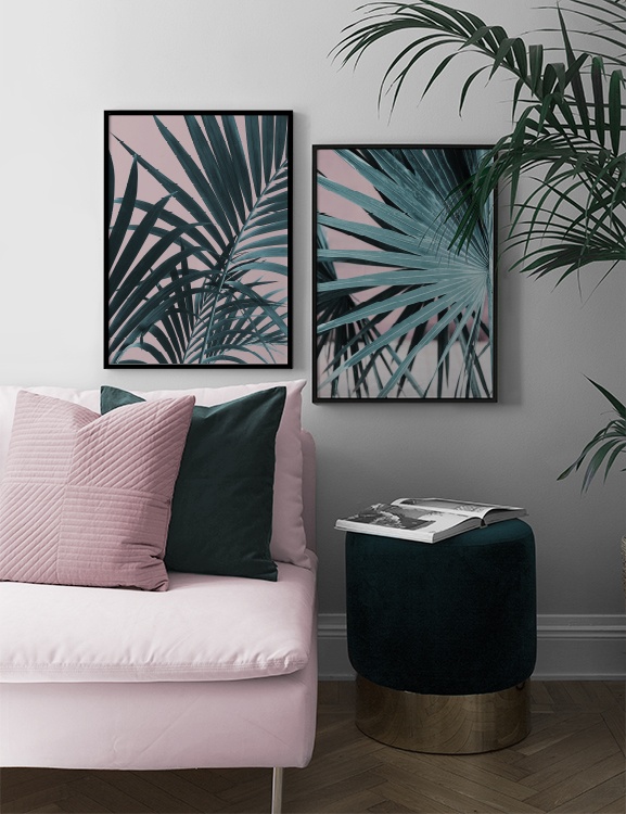 Elegante woonkamer met tropisch thema groen en roze