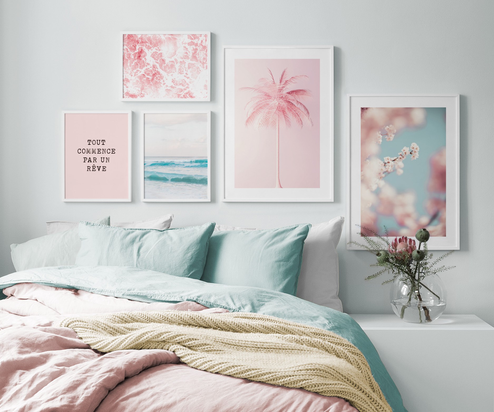 Slaapkamer in pastel, poster met bloemen en roze palm