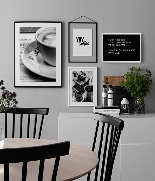 Zwartwit keukenposters met quote 'yay coffee' en grap over taco's