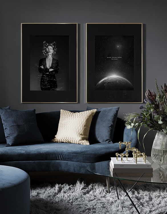 Trendy donkere posters met ruimtethema in woonkamer