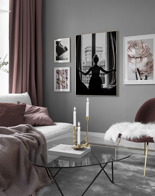 Klassieke elegante woonkamer met roze, zwart-witte posters