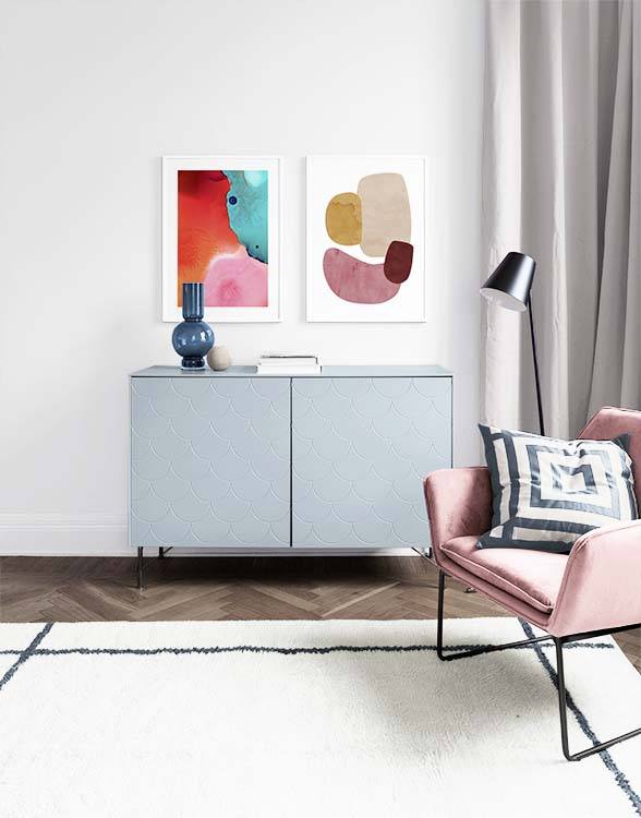 Woonkamer met abstracte kunst