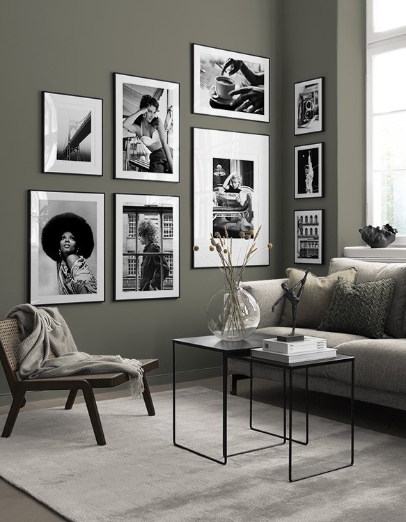 Zwart-wit foto's in groene woonkamer