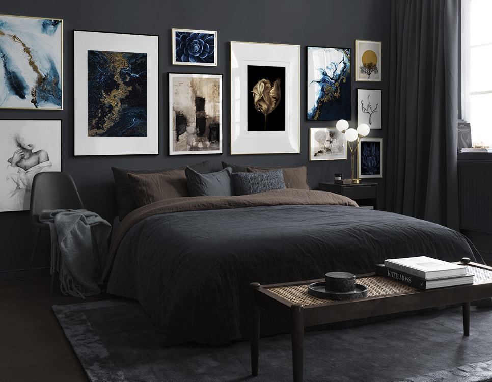 Donkerblauwe en gelige fotokunst in slaapkamer