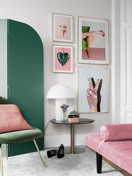 Vier posters met fotografieën aan een muur. Fotokunst van Desenio